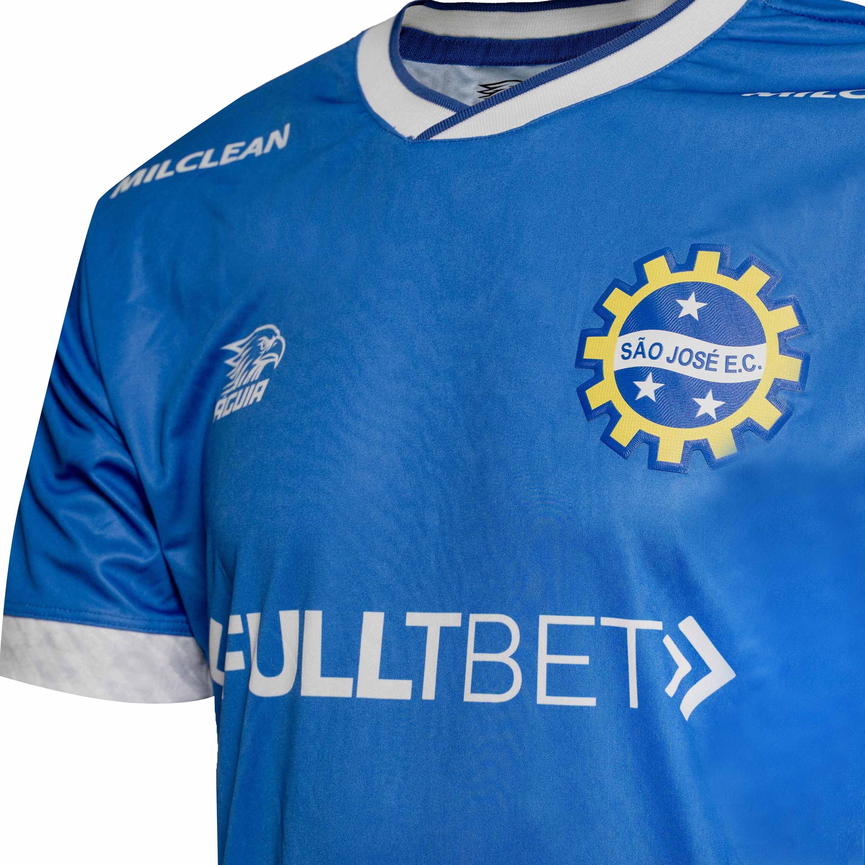 Detalhe da camisa masculina São José EC 2026 Águia Torcedor mostrando gola V e patrocínios